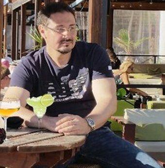 <p>Münir Ufuk ZEYTİNOĞLU</p>
<p>Kod Adı: Ö. F. Ticaretten elde ettiği gelirleri örgüte aktarır. Düzenli olarak Kadilli'deki merkezde Adnan Oktar'ın evinde nöbet görevini yapar. Yönetici kardeştir. Yazı işlerinde çalışır.</p>