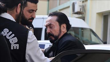 <p>Kenan OKTAR</p>
<p>Adnan Oktar'ın abisidir. Doktordur.</p>