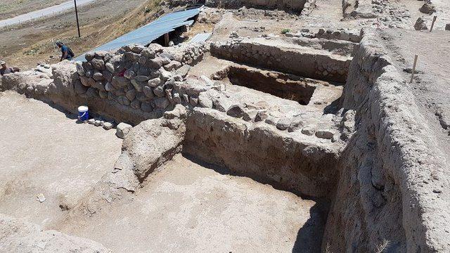 <p>Kınık Höyük’te ilk olarak yaklaşık 2 yıl önce geç Pers dönemine ait 2 bin 500 yıllık tapınak bulduklarını anımsatan D'Alfanso, "Tapınağı bulduğumuz yerin hemen alt kısmında kazılara devam ettik ve günümüzden 2 bin 100 yıl öncesine Helenistik dönemine ait bir tapınak daha ortaya çıkardık. Kınık Höyük'te, MÖ 30. yıldan itibaren herhangi bir şehir, yerleşim olmadığı tahmin ediliyor. Burada ayrıca seramikten parça parça boğa heykeli bulduk." dedi.</p>

<p> </p>
