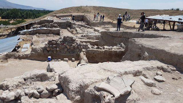 <p>Melendiz Dağı güney yamaçlarındaki yüzey araştırmaları kapsamında yapılan incelemelerden sonra burada kazı çalışması yapılması yönünde karar alındığına dikkati çeken Akdemir, "Kazılar düzenli olarak her yıl devam ediyor. Prof. Dr. Lorenzo D'Alfonso'nun başkanlığında yürütülen bu kazılar da demir çağ ve Helenistik dönemindeki yerleşim yerleriyle ilgili kazılar yapılıyor. 2011'den beri bu kazılarda 207 taşınabilir kültür varlığı Niğde Müzesine kazandırıldı. Daha önce burada önemli bir tapınak ortaya çıkarılmıştı." diye konuştu.</p>

<p> </p>
