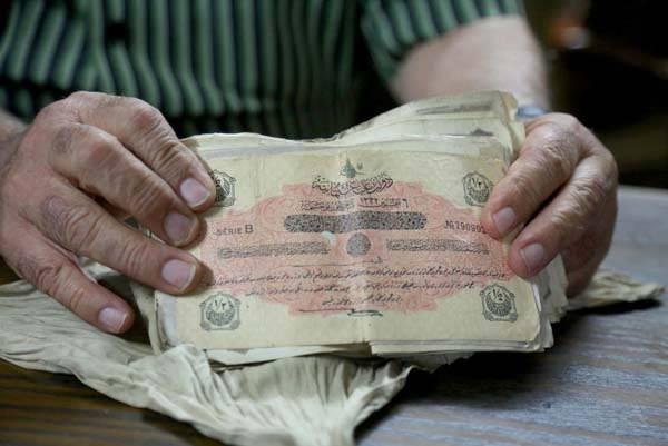 <p>Üstü kısmında Sultan Reşad'ın tuğrası bulunan paraların sol altında da banknotu basan "Giesecke & Devrient" matbaasının ismi yazıyor.</p>
<p>Nabluslu esnaf Alul, amcasından devraldığı emanet paraların fotoğraf ve görüntülerini çekmemizin ardından emaneti dükkândaki çelik kasaya koymak üzere yeniden beze sararak kaldırdı.</p>
<p>Nablus'ta 1947'de doğan Alul, şehrin en köklü ve meşhur tüccar ailesinden geliyor.</p>