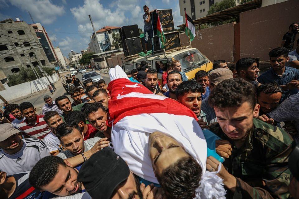 <p>Filistinli Şehitlerden Muhammed Şerif Bedvan'ın (27) naaşı, cenaze namazı kılınmak üzere Hazreti Ömer Camisi'ne taşındı. Yolda üzerine Türk bayrağı örtülen Bedvan'ın naaşı camide kılınan cenaze namazının ardından kentteki mezarlıkta toprağa verildi.</p>

<p> </p>
