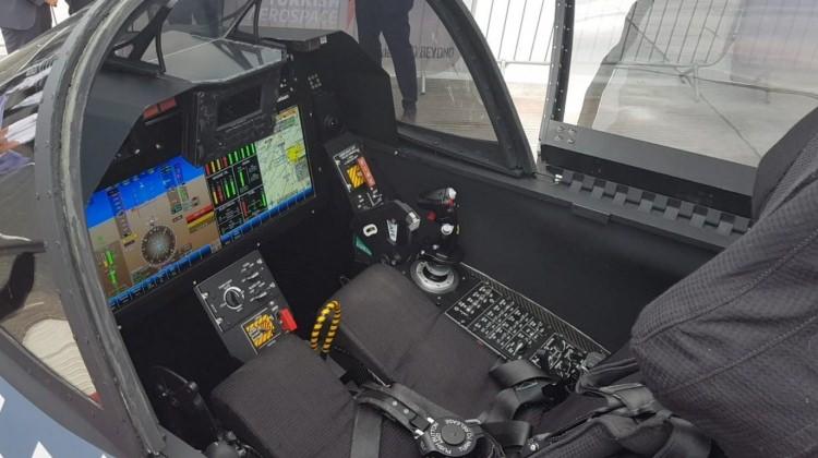 <p>İngiltere'de düzenlenen ve dünyanın en önemli havacılık etkinliklerinden olan Farnborough Airshow'da, Türkiye'nin milli savaş uçağı projelerinden 'Hürjet' sergilendi. </p>
