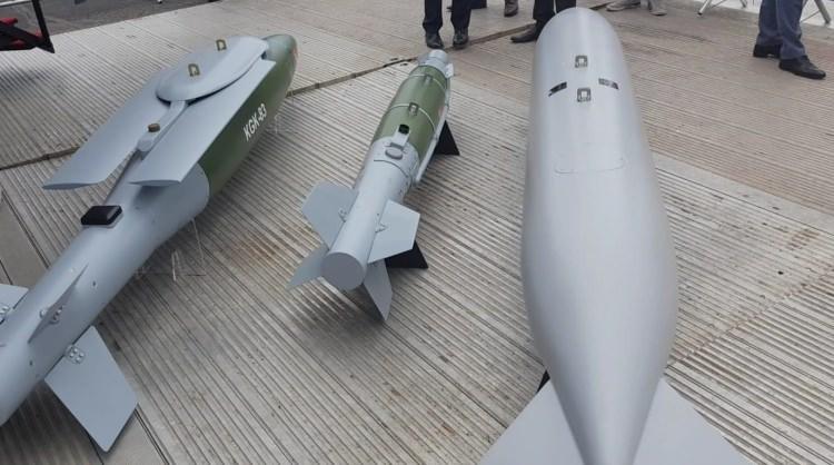 <p>Türkiye'nin milli savaş uçağı projelerinden, jet ve yakın uçuş için tasarlanan 'Hürjet'in birebir yer prototipi, İngiltere'nin başkenti Londra'da boy gösterdi. 'Hürjet', dünyanın en önemli havacılık etkinliklerinden olan Farnborough Airshow'da yer aldı.</p>
