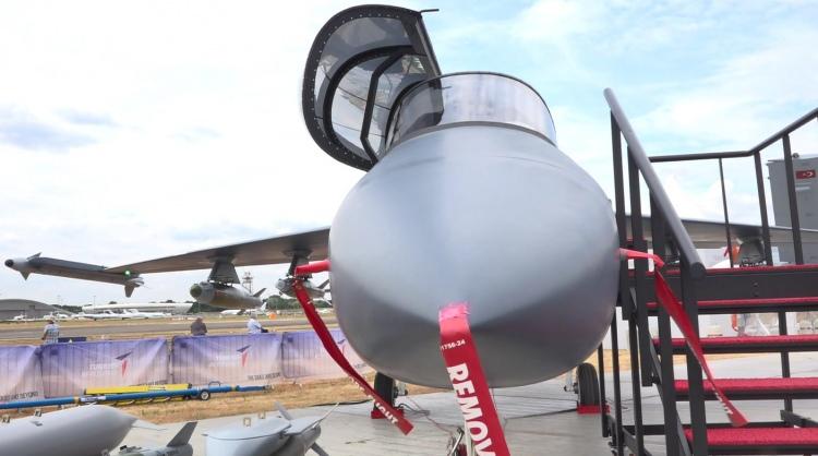 <p>Fuarda, 'Hürjet'le birlikte TÜBİTAK SAGE tarafından geliştirilen 'Kanatlı Güdüm Kiti', 'Hassas Güdüm Kiti-82', hava füzeleri 'Gökdoğan' ve 'Bozdoğan' ile birlikte ASELSAN tarafından geliştirilen 'Teber Lazer Güdüm Kiti MK-81', 'MK-82' ve 'L-Umtas'tan oluşan yerli mühimmatlar da yer aldı.</p>
