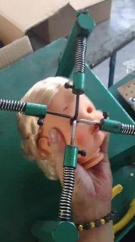 <p><strong>Oyuncak bebeğe g&ouml;z takılması</strong></p>
