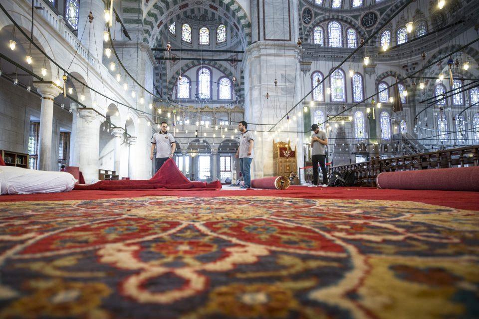 <p><strong>Beş ton yün iplik ve 75 kilogram pamuk iplik hazırlandı</strong></p>
<p>Tamir sırasında yaklaşık 5 ton yün iplik ve 75 kilogram pamuk iplik orijinaline uygun bir şekilde Uşak'ta hazırlandı. </p>