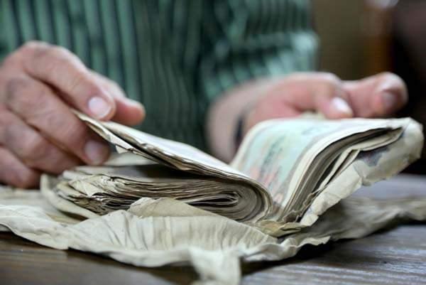 <p>BIRAKAN ASKERİN ADI BİLİNMİYOR</p>
<p>Osmanlı askerinin bıraktığı emaneti anlatırken duygulanan Alul, "Nablus’ta o zaman görev yapan Türk askerlerinden bir asker, Birinci Dünya Savaşı zamanında bu paraları getirip amcam Rüşdü Efendi'ye teslim ediyor. 'Bunu sana emanet olarak bırakıyorum, savaştan dönünce gelip senden alacağım' demiş ve gitmiş." dedi.</p>
<p>O gün bugündür bu emanetin kendilerinde durduğunu belirten Alul, emanetin bırakıldığı yılın tahminen 1915 olduğunu belirtiyor.</p>
<p>Parayı bırakan Türk askeri hakkında ismi dahil hiçbir şey bilmediklerini söyleyen Alul, "Acaba savaşta mı öldü, yoksa savaştan sağ kurtuldu da sonra mı vefat etti? Kim bilir... Adını da bilmiyoruz. Çünkü amcam adını unutmuş. Bu kadar yüklü bir parayı bıraktığına göre iyi bir dostlukları olmalı. Emaneti hâlâ bizde olduğu gibi duruyor." ifadelerini kullandı.</p>