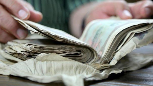 <p>ALUL AİLESİ EMİNLİĞİYLE BİLİNİYOR</p>
<p>Filistinli Alul, Nablus'un ticari ve sosyal hayatından önemli bir yere sahip olan ailesini şöyle anlattı:</p>
<p>"Aile geçmişimiz çok köklü olup, Nablus'un bilinen ailelerindendir. Ticaret ve üretim yapan, sabun fabrikaları, tahin fabrikaları ve değirmenleri olan bir ailedir. Ailemiz, Nablus’un bütün büyük şirketlerine bir şekilde ortaklık etmiş, ticaret erbabı bir ailedir. Nablus’un sosyal ve ekonomik gelişimine katkıda bulunmuş bir ailedir Alul ailesi. Hayır kurumları sahibi, insanların hayatlarına dokunan bir ailedir. Emanete sahip çıkmak, emaneti korumak da ailemizin önemli bir özelliğidir ve bizim için çok değerli olan bu boyutu kendi gelecek nesillerimize de aktarmaya devam ediyoruz. Bu emanet demir bir kasada ve demir kasa da gizli bir yerdedir. İsrail askerleri birçok defa bizim ofislerimize baskın düzenledi ancak şu ana kadar kasalarımıza dokunmadılar."</p>
<p>Alul, bugün hâlâ dünyanın dört bir yanına yayılmış aile üyelerinin gelerek bu emaneti görmek, hikâyesini dinlemek istediklerini belirtti.</p>