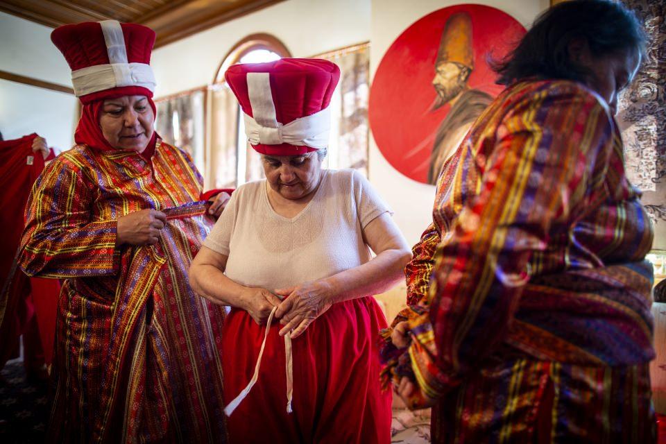 <p><strong>"Hayat şimdi o kadar güzel ki"</strong></p>
<p>MS hastalığı tanısı konulduktan sonra doktorunun tavsiyesiyle mehter takımına girdiğini anlatan Makbule Şeker de buradaki motivasyonu ile hastalığını büyük ölçüde atlattığına dikkati çekti.</p>