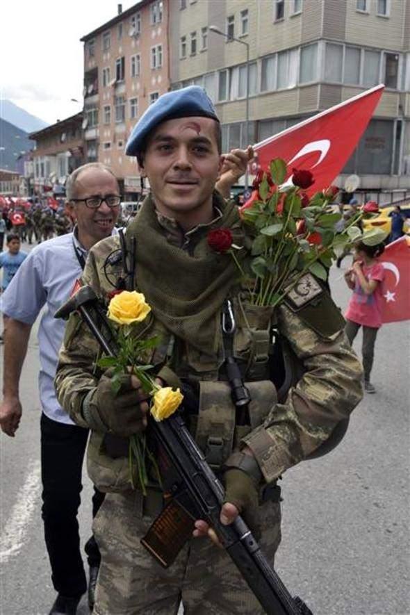 <p>Askerler ve vatandaşlar, Transit Caddesi boyunca vatandaşların tezahüratları ve çiçek takdimleri eşliğinde yürüyerek ilçe Jandarma Komutanlığına geldi.</p>

<p> </p>
