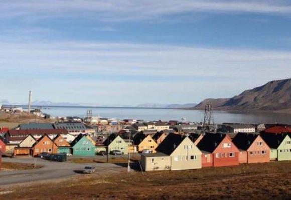 <p>Kuzeyde 78. paralel üzerindeki Longyearbyen, Norveç'in kuzey sahili ile Kuzey Kutbu arasındaki Svalbard takımadalarından birinin üzerinde.</p>
