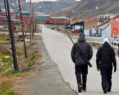 <p>Buraya gelip de ağır şekilde hastalanma talihsizliğine uğradıysanız, bir u&ccedil;ağa bindiriliyorsunuz ve &ouml;mr&uuml;n&uuml;z&uuml;n son g&uuml;nlerini Norve&ccedil;'in başka bir yerinde ge&ccedil;iriyorsunuz.</p>
