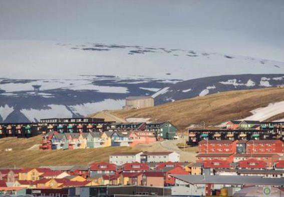 <p>Kristin Grotting, psikoterapist. Buraya 12 yıl &ouml;nce yerleşmiş. A&ccedil;ık renk cildi, yazları s&uuml;rekli g&ouml;ky&uuml;z&uuml;nde parlayan g&uuml;neşin etkisiyle kızarmış. Kutup b&ouml;lgesinde, mart ile ekim arası uzun bir tek g&uuml;n gibi..</p>
