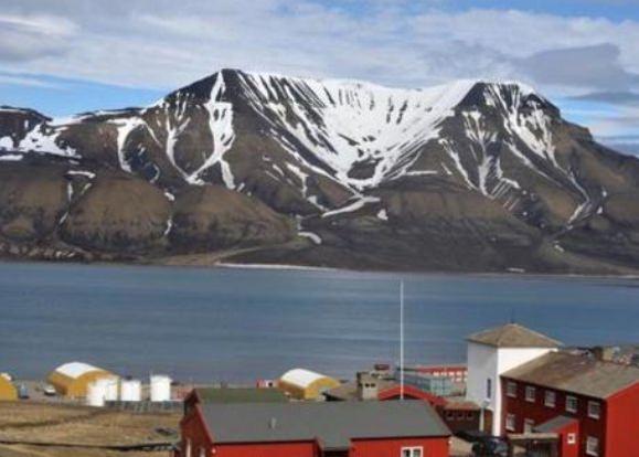 <p>G&uuml;neş hi&ccedil; batmıyor, ama hi&ccedil;bir zaman da pek ısıtmıyor. Longyarbyen k&ouml;rfezine bakıyoruz hep beraber.</p>
