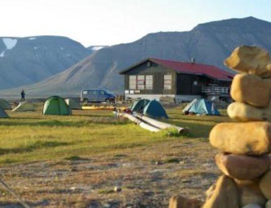 <p>&Ccedil;evresindeki buzullar da giderek eriyip k&uuml;&ccedil;&uuml;l&uuml;yor. &Ccedil;ok değil on yıl kadar &ouml;nce, kar motosikletleriyle gezdiklerini anlatıyor k&ouml;rfezin &uuml;zerinde. Şimdi bu m&uuml;mk&uuml;n olmuyormuş. K&uuml;resel ısınma, Kristin Grotting'i kaygılandıran tek konu değil.</p>
