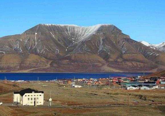 <p>Kışları aylar s&uuml;ren karanlık gece boyunca &ccedil;ocuklar yaptıkları kocaman ve sapsarı g&uuml;neş resimleri ve kabartmalarını asıyorlar pencerelere.&Ccedil;ocukların bazıları psikoterapi kliniğine geliyor. Kristin s&uuml;rekli kalın kış giysileri i&ccedil;inde dolaşmaktan &ccedil;ocukların kollarını, bacaklarını &ouml;zg&uuml;rce hareket ettirmeyi &ouml;ğrenemediklerini anlatıyor.</p>
