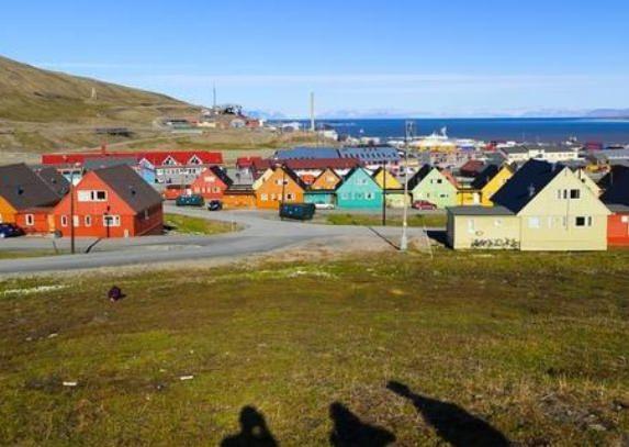 <p>Anaokulunun bah&ccedil;e duvarı dışında ise &ccedil;ocukları &ccedil;ok daha b&uuml;y&uuml;k tehlikeler bekliyor. &Ouml;ğretmenler bu y&uuml;zden s&uuml;rekli silah taşıyorlar. &Ccedil;&uuml;nk&uuml; Longyarbyen 1500 insanın yanı sıra, kutup ayılarının da memleketi.&nbsp;</p>
