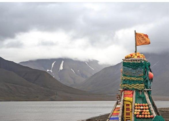 <p>O durumda bile olayı Svalbard valisine bildirmek gerekiyor. Ziyaretine gittiğim, vali Per Sefland'ın ofisinde i&ccedil;i doldurulmuş koca bir kutup ayısı var. "Vallahi ben vurmadım" diyor.</p>
