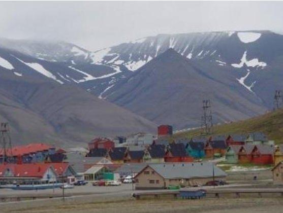 <p>Sefland'la birlikte kasabanın kızaklarını &ccedil;eken huski k&ouml;peklerini g&ouml;rmeye gidiyoruz. &Ccedil;alışmadıkları zamanlarda, k&ouml;pekler k&ouml;rfeze bakan bir merkezde b&uuml;y&uuml;k kafesler i&ccedil;inde yaşıyor ve balık&ccedil;ıların getirdiği fok etleriyle besleniyorlar.</p>
