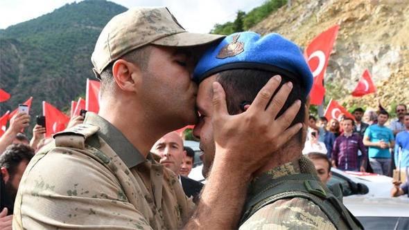 <p>Gümüşhane'nin Kürtün ilçesi kırsalında PKK'nın sözde Karadeniz sorumlusu Mehmet Yakışır'ı etkisiz hale getiren jandarma timi ilçede coşkuyla karşılandı. </p>

<p> </p>
