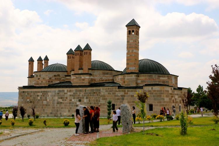 <p>Türbeyi ziyaret için İstanbul'dan gelen Gazi Eğitim ve Kültür Vakfı Başkanı Hıdır Karadaş ise Şeyh Sücaeddin Veli Külliyesi'nin yeşil alanları, temiz ve bakımlı yapısıyla önemli ibadet alanlarından olduğunu kaydetti.</p>

<p>​</p>
