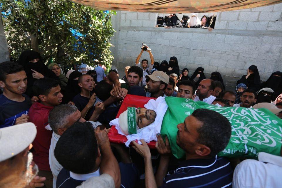 <div>İsrail'in Gazze Şeridi'ne dün düzenlediği saldırılarda şehit olan 4 Filistinli son yolculuğuna uğurlandı. Hamas'ın askeri kanadı İzzeddin el-Kassam Tugayları mensubu Şaban Ebu Hatır (26) isimli Filistinli için Han Yunus kentine bağlı Beni Suheyla beldesinde cenaze töreni düzenlendi.</div>

<div> </div>
