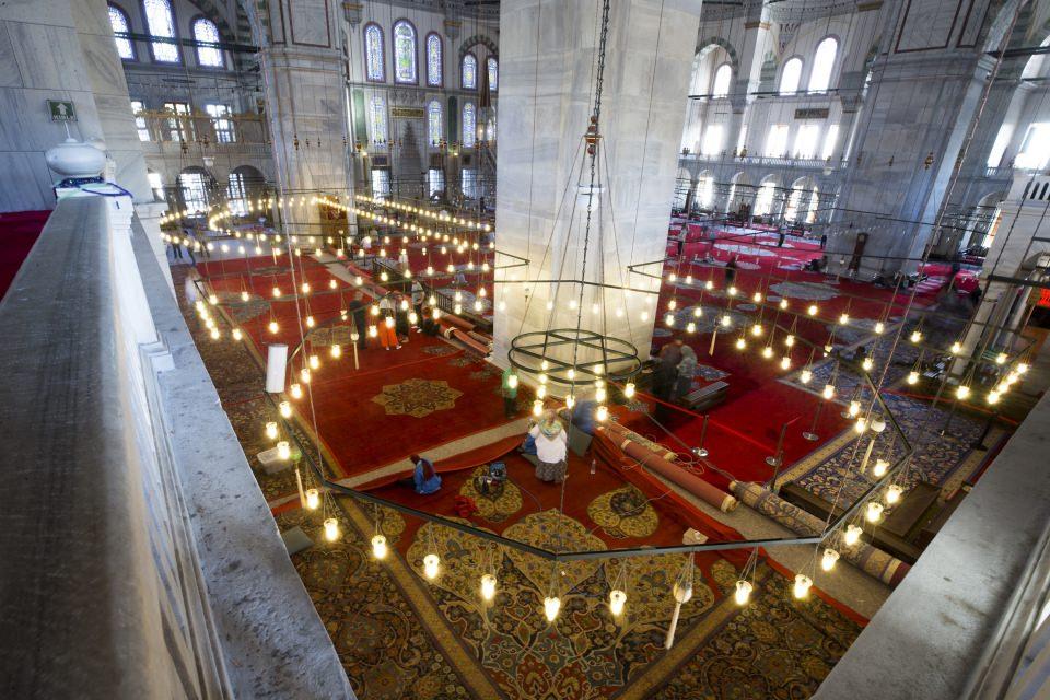 <p>Fabrikanın ilk ve özel örnekleri de saray nakkaşlarınca tasarlanan özgün motifleriyle Fatih Camisi ve Beyazıt Camisi için dokutulan taban halıları oldu.</p>
<p> </p>