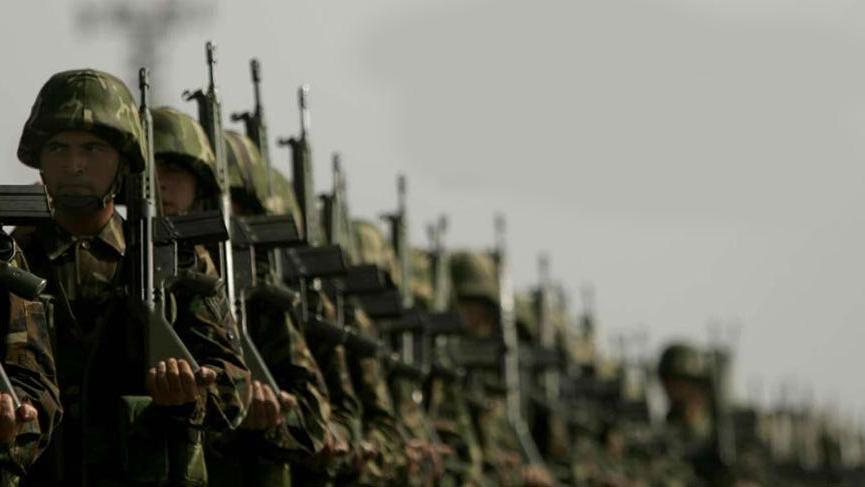 <p>1111 sayılı Askerlik Kanuna göre, ihtiyaç halinde ve gerekli şartların oluşması durumunda, temel askerlik görevini müteakip, yükümlülerin askerlik hizmetlerini kamu kurum ve kuruluşlarında yerine getirmesi veya bedel ödeyerek askerlik hizmetinden muaf tutulmasının mümkün olduğu belirtilen araştırmada, şöyle denildi:</p>

<p> </p>

