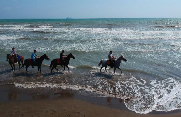 <p><strong>Atlı sporlara ilginin kendilerini de mutlu ettiğini dile getiren Ceren, şöyle devam etti:</strong></p>

<p>"Bizim kültürümüzde at her zaman var. Biz bunu hayatımızda tutmaya çalışıyoruz. Öncelikli amaçlarımızdan bir tanesi bu. Ayrıca, 10-15 kilometre uzunluğunda çok güzel bir sahilimiz var. Çiftlikle sahilin arası 800 metre. Orada atlı safariler yapıyoruz. Eğitim alan öğrencilerimiz orada yaklaşık 2 saat süren bir safariye çıkıyor. Bu etkinliğimiz çok seviliyor. Burada belli bir dönem eğitim alanlara artık bu parkur yetmiyor. İnsanlar dolu dizgin atları koşturmak istiyor."</p>
