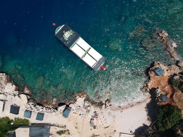 <p>Yaşekmez, koydaki tertemiz denizin dalış tutkunlarının da ilgisini çekmeye başladığını aktararak, "Ülkenin birçok noktasından dalış tutkunu sporcular ve deniz altı fotoğrafçıları bölgeye geliyor. Karayolu ve bazı alt yapı sorunları eksik. Bunlar giderildiğinde bölgenin parlayan yıldız olacağını düşünüyoruz." diye konuştu. </p>