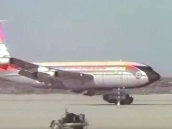 <p>Şimdi de farklı bir a&ccedil;ıdan u&ccedil;ak kazasına bakalım. U&ccedil;ak yere kontroll&uuml; bir şekilde inemiyor ve sol kanat &ouml;nce yerle temas ediyor.</p>
