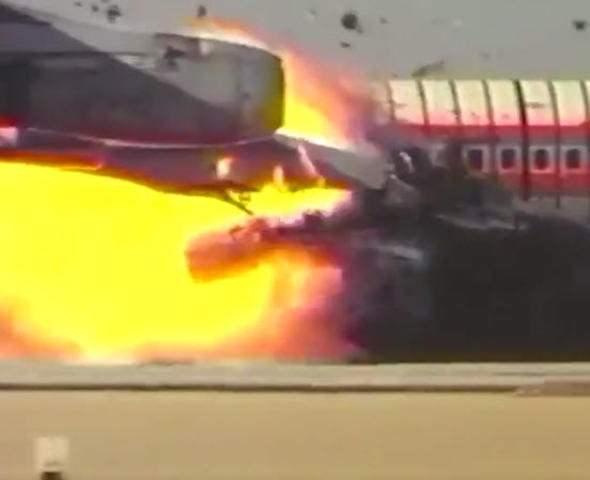 <p>U&ccedil;ağın kanadının yere temas etmesinin ardından alev topuna d&ouml;nd&uuml;ğ&uuml; an...</p>
