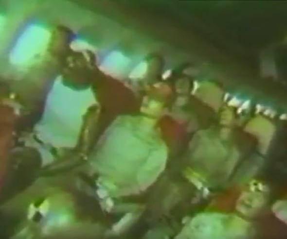 <p>Peki u&ccedil;ağın i&ccedil;inde neler oluyor dersiniz? 1984 yılında &ccedil;ekilen g&ouml;r&uuml;nt&uuml;ler biraz bulanık g&ouml;r&uuml;n&uuml;yor; ancak test sırasında u&ccedil;ağın i&ccedil;inde kullanılan cansız mankenler kazanın şiddetini g&ouml;zler &ouml;n&uuml;ne seriyor.</p>
