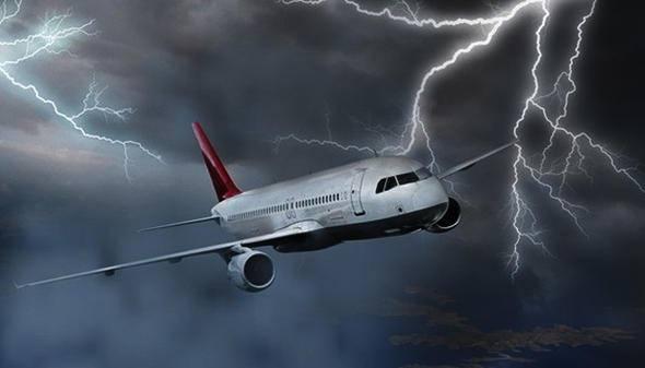 <p>Havadayken pek hissetmiyoruz; ancak u&ccedil;ağa k&ouml;t&uuml; hava koşullarında sık sık şimşek &ccedil;arpar.</p>
