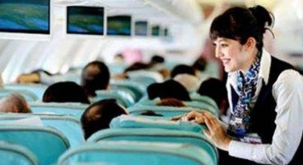 <p>Hostesler yemek servisi i&ccedil;in geceyi beklemeyi tercih edebilir. B&ouml;ylece hem daha fazla insanın uyuduğu saatlere gelinir ve bu sayede iş y&uuml;k&uuml; daha azdır.</p>
