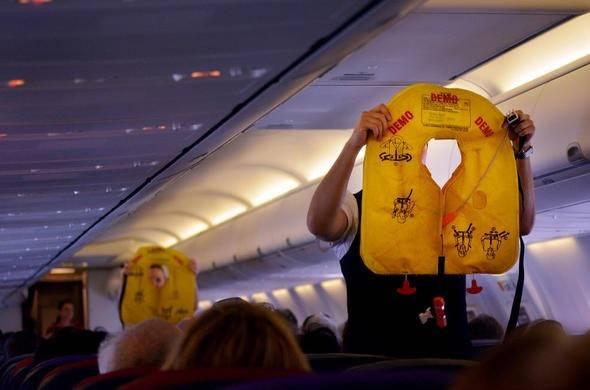 <p>Genellikle yolcular acil durum can yeleklerini u&ccedil;aktan &ccedil;alıyorlar. (Yani oturduğunuz koltuğun altında bir can yeleği olmayabilir)</p>
