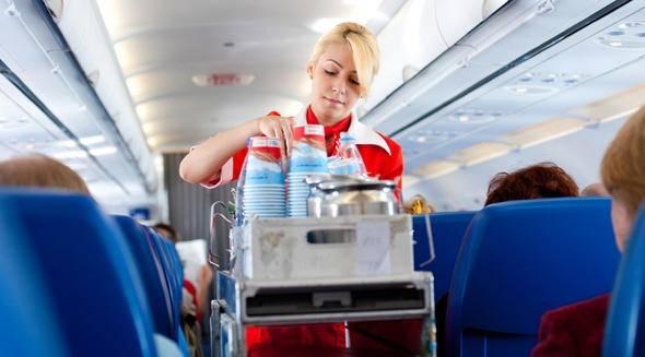 <p>Bu y&uuml;zden daha tatlı gelen domates suyu u&ccedil;uşlarda en &ccedil;ok tercih edilen i&ccedil;eceklerdir. Havada oluşan bulantıya iyi geldiğinden sodalar da tercih edilir.</p>
