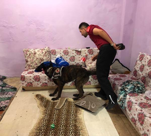 <p><strong>DİDİK DİDİK ARANDI</strong></p>

<p>Öte yandan, operasyon kapsamında Şişli Kuştepe’de de narko-sokak uygulaması gerçekleştirildi. Özel harekat polislerinin köşe başlarını tuttuğu uygulamada narkotimler, vatandaşların üst aramasını yaparak Genel Bilgi Taraması (GBT) gerçekleştirdi.</p>

