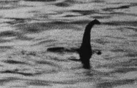 <p>Loch Ness gölü canavarıİskoçya'daki Loch Ness gölünde yaşadığına inanılan ve bir nevi göl dinozoru olduğu iddia edilen bu yaratıkla ilgi yıllardır çok sayıda araştırma yapıldı.</p>
