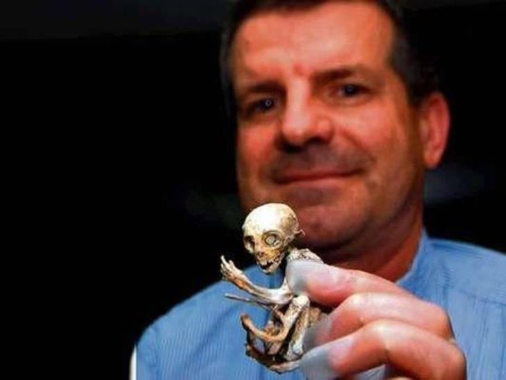 <p>Bu yaratık Meksika'da 2007'de bir çiftçi tarafından bulundu ve öldürüldü. Cansız bedeni incelendikçe tuhaflıklar birbirini izledi. Kimine göre uzaylı, kimine göre henüz keşfedilmemiş bir hayvan türü. Bilim adamları ise "DNA'sı yok" diye şaşkın.</p>
