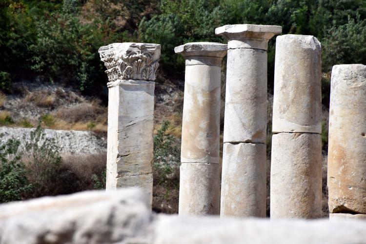 <p>Söğüt, antik dönemden günümüze pek çok yapıda çalışmaları birebir gerçekleştirdiklerine vurgu yaparak, "İnsanlar burada yürürken bir adım attıklarında Helenistik caddeyi görüp devamında Roma Caddesi gibi tüm dönemleri bir arada görsünler istiyoruz. Ziyaretçiler kenti gezerken bir anda Helenistik Dönemden Meclis Binasını bir taraftan Osmanlı Dönemi Ağa Evini yan yana görebiliyorlar. Antik Dönemden günümüze yapılar içerisinde bütünselliği, korunmuşluğu birlikte koruyor ve koruma altına alıyoruz. Stratonikeia Antik Kenti içerisinde çok özel yönler var. Bunlardan en önemlisi pek çok kentte gladyatör var ama biz burada sadece 10'dan fazla gladyatörün isimlerini, mezarlarını, iskeletlerini ve hayat hikayelerini biliyoruz." diye konuştu.</p>
