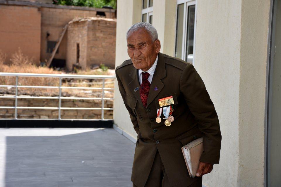 <p>Sarhan, gençlik yıllarında da çok sık giydiği üniformasını, son yıllarda neredeyse üzerinden çıkarmadığını, sürekli giydiğini ve onurla taşıdığını dile getirdi.</p>
<p> </p>