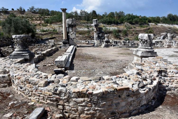 <p>"Anadolu'nun pek çok yerinde tarihi yapıları görmek mümkün ama Stratonikeia'da antik dönemden günümüze yapıların hepsi bir araya toplanmış. Kentteki her alanda belirli bir yapıyı ön plana çıkarıyoruz. Osmanlı dönemi köy meydanından tutun, Roma dönemine ait meclis binası, tapınaklar, hamamlar, hepsini bir arada görebiliyoruz. Buradaki farklılık herkesin ilgisini çekiyor. Stratonikeia Antik Kenti tarihte gladyatörlerin yetiştirildiği, büyük aşkların yaşandığı özel bir bölge." </p>
