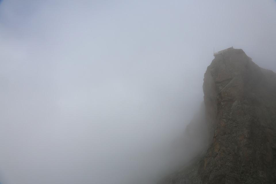 <p>Deniz seviyesinden 3 bin 200 metre yükseklikte bulunan ve araç yolu bulunmayan tepeye ulaşım, ancak kayalık patikalardan yürüyerek mümkün oluyor.  </p>

<p> </p>
