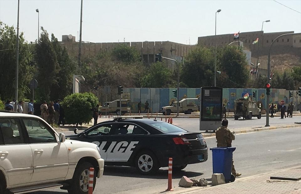 <p>Irak Kürt Bölgesel Yönetimi'nde (IKBY) yer alan Erbil'de Valilik binasına kimliği henüz belirlenemeyen 3 kişi silahlı saldırıda bulundu. Polis, valilik binası çevresinde güvenlik önlemleri aldı.</p>

<p> </p>
