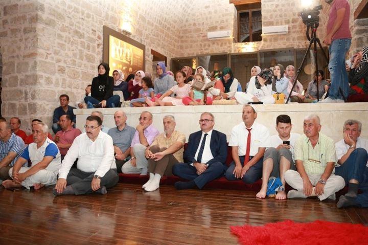 <p>Mevlevihanenin 90 yıl sonra ilk defa bir semaya ev sahipliği yaptığı belirtildi.</p>
<p> </p>