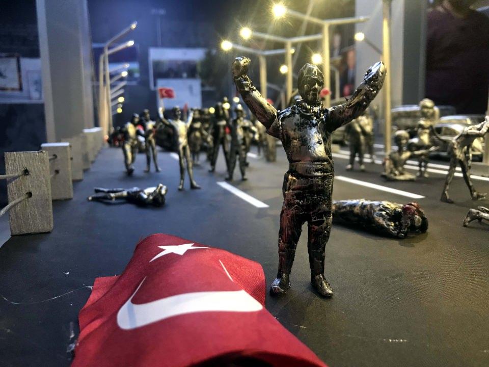 <p><strong> "Gençlerimiz ve çocuklarımız bu darbeleri unutmasınlar"</strong></p>
<p>Canik Belediyesi Başkan Yardımcısı Alican Usta, Türkiye'nin 1950'den sonra birçok darbe ve darbe teşebbüsüne maruz kaldığını hatırlattı. Her darbede demokrasinin büyük zarar gördüğüne işaret eden Usta, şöyle devam konuştu:</p>