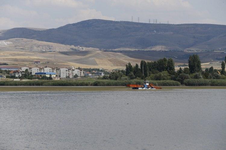 <p>Duruay, temizlik çalışmalarının aralıksız sürdüğünü belirterek, "Şu anda temizliğimiz devam ediyor. Aşağı yukarı yüzde 60 civarında dip çamurumuz temizlendi. Yüzde 40-45 civarında temizlenecek bir bölgemiz kaldı. Bu temizlik sadece balçığın ve göl altındaki milin temizlenmesinden ziyade suyumuzun süzülerek, göle temiz bir su olarak tekrar verilmesi, doğanın hem korunması hem de temizlenmesi olarak devam ediyor." ifadelerini kullandı.</p>
