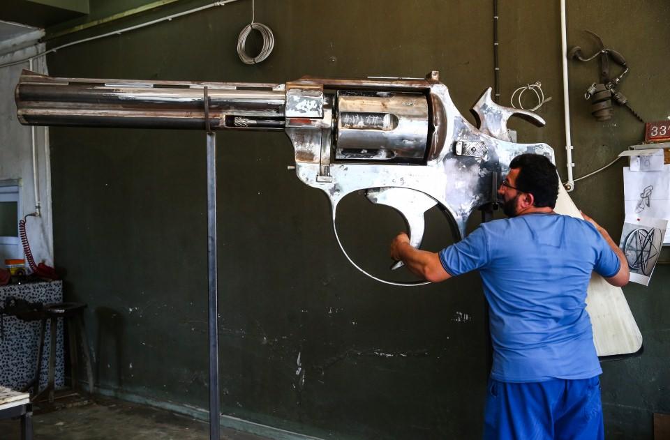 <p>Kendisini "hareketli heykel ustası" olarak tanıtan 18 yıllık demirci Zafer Erdem, yaklaşık 1,5 ayda yaptığı 3 metre uzunluğunda ve 100 kilo ağırlığındaki "357 Magnum" adını verdiği dev silah heykelinin patentini almak için başvurdu.</p>

